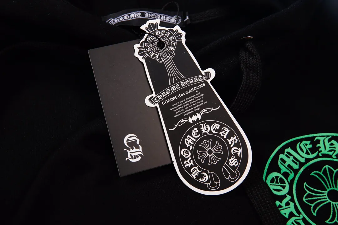 M27—P210 -Chrome Hearts/Chrome Hearts printed sweatshirt cardigan jacket -420 grams of high-density, high-quality wool, soft, delicate and skin-friendly, soft and silky to the touch, warm and skin-friendly -The hardware zipper accessories are all customized and full of details -Colour: black white -Size: S M L XL